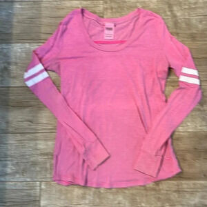 Victoria’s Secret pink long sleeve shirt🔴